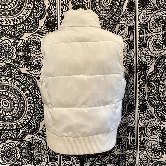 Pretty Merona Women’s M SUPER CLEAN Zip Front White Puffer Vest - Picture 5 of 10